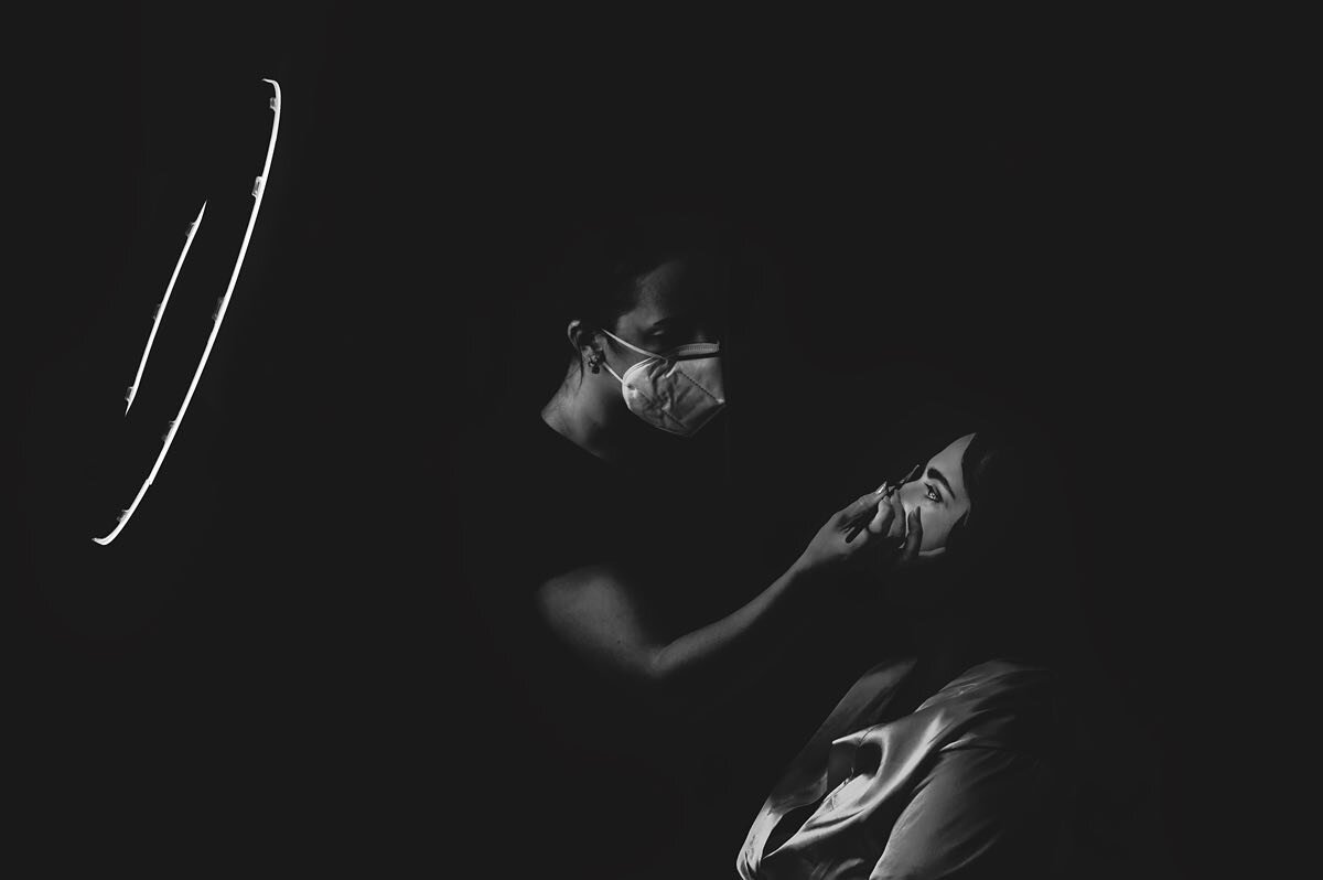 Flowing with #light and #darkness .
#weddingday #gettingready #bride