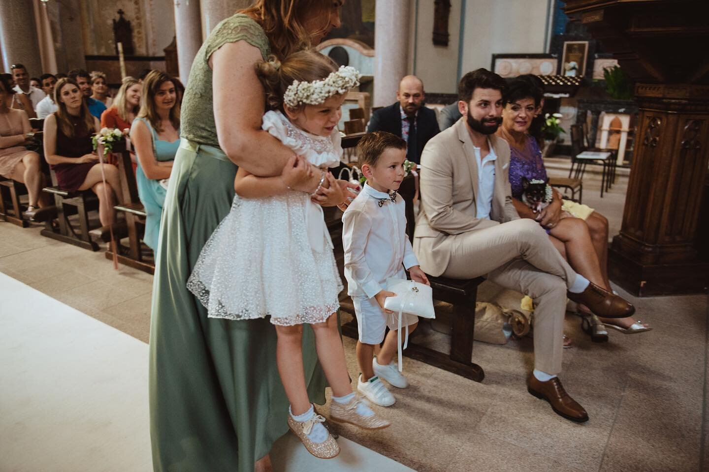L&rsquo;ingresso dei paggetti in chiesa &hellip; non sempre una cosa facile&hellip;
#weddingday #fotografo #matrimonio  #sposi