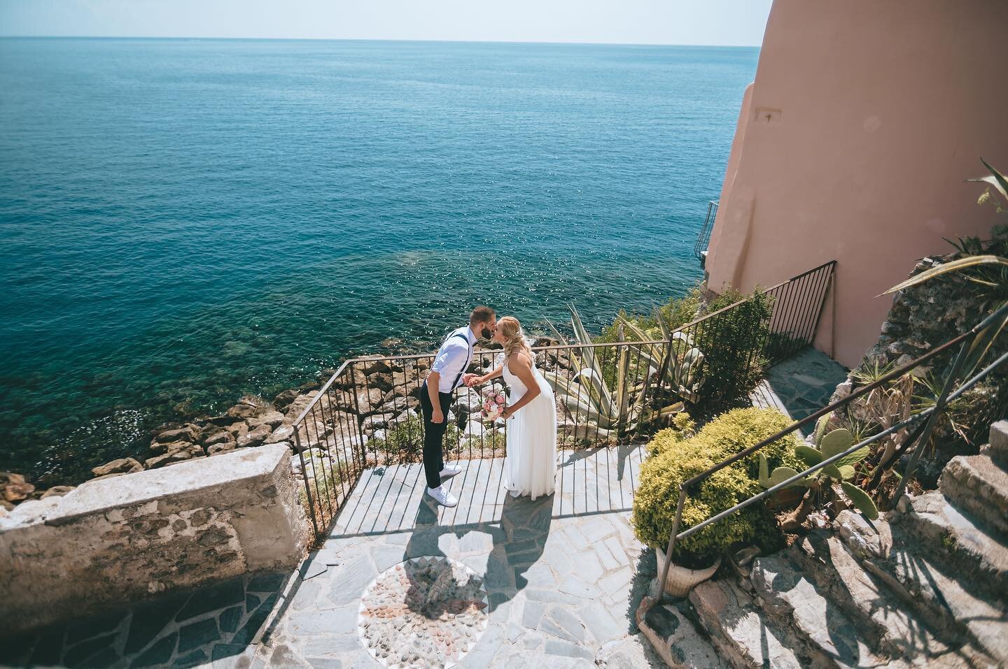 Nel mezzo del cammin di nostra vita
mi ritrovai per un panorama mozzafiato,
e trovai due anime belle.  Tom &amp; Sladi. #matrimonio #fotografo #lerici #wedding #photographer #elopmentphotographer #sposi2021