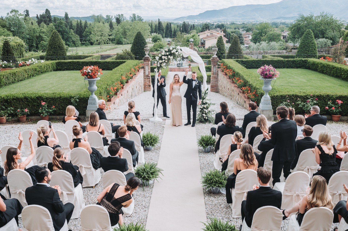 That magical moment when it hits you&mdash;you&rsquo;re officially husband and wife⁠
www.digitalsposi.com⁠
⁠
Quel momento magico in cui realizzi che siete ufficialmente marito e moglie⁠
www.digitalsposi.it
