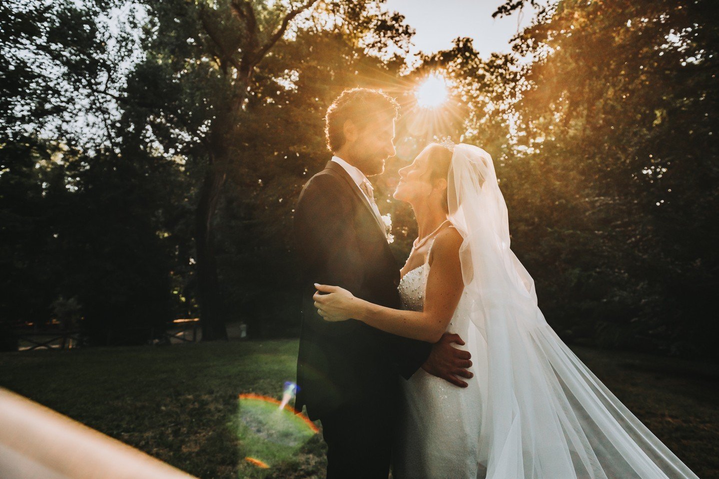Amore vero, momenti unici e sguardi che raccontano storie infinite... ✨ Ecco a voi, una finestra sull'intimit&agrave; tenera e spontanea di due anime che si promettono eternit&agrave;. 💍❤️ ⁠
⁠
True love, unique moments, and gazes that tell infinite 